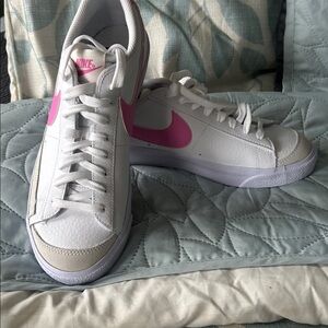 Nike Women's White and Pink Casual Sneakers